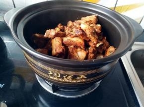 倒入砂锅中