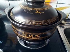 盖上锅盖小火慢炖，因为有防溢锅的设计，所以不必担心会溢出。