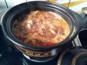 炖到汤汁剩一半的时候加盐。