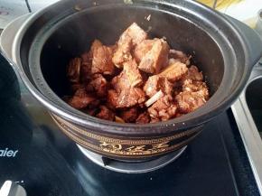 汤汁渐浓的时候就可以关火了，撒入少许味精。