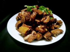 盛出装盘，再用香菜断装饰一下。上桌吃吧！