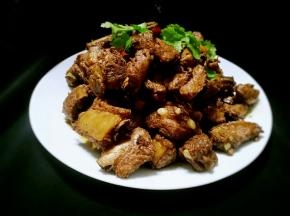 盛出装盘，再用香菜断装饰一下。上桌吃吧！