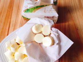 切成厚片，用天喜玫花的纸巾吸干表面水份备用
