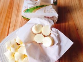 切成厚片，用天喜玫花的纸巾吸干表面水份备用
