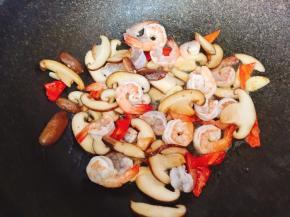 加入虾仁翻炒片刻