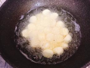 锅烧热下适量的油，中火烧至油温七八成倒入玉子豆腐炸