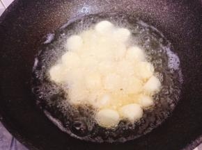 锅烧热下适量的油，中火烧至油温七八成倒入玉子豆腐炸