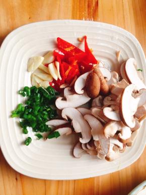 香菇切薄片、红彩椒切段、蒜切片、葱切碎备用