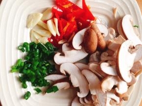 香菇切薄片、红彩椒切段、蒜切片、葱切碎备用
