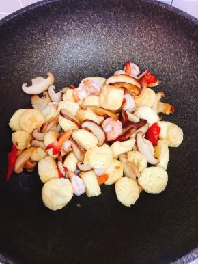 倒入玉子豆腐轻轻翻炒片刻