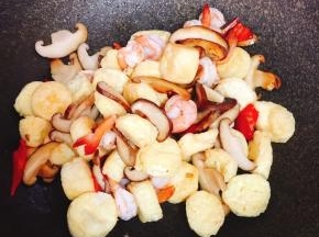 倒入玉子豆腐轻轻翻炒片刻