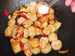 加入一勺鸡精调味