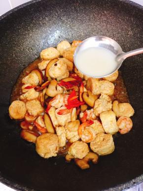 倒入少许清水焖煮片刻，直至汤汁收浓，加入少许生粉勾芡