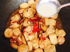 倒入少许清水焖煮片刻，直至汤汁收浓，加入少许生粉勾芡