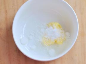 黄油软化后，加入糖。
