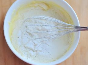 搅拌均匀后，筛入低粉。