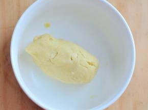 揉成团后，放入冰箱冷藏一小时。