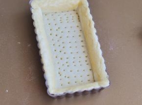 烤箱预热后，把派皮放入，170度烤10分钟，取出在四周刷一层蛋液，继续放回去烤3分钟使之上色。