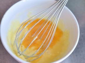 奶油奶酪软化后，加入糖打发，分次加入蛋液搅拌均匀。