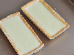 把馅倒入派皮中，150度烤20分钟使之凝固。