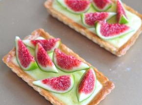 出炉后，等派晾凉些，将无花果切开摆上。