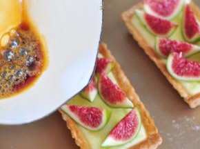 顶料配方：无花果40克 糖25克 水5克
糖加水，加热至变成焦糖色，淋到无花果上。