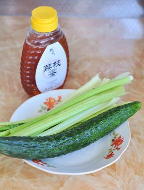 将食材洗净。