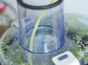 将芹菜也放入料理机中。