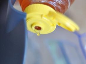 在打出的蔬菜汁中，加入蜂蜜。