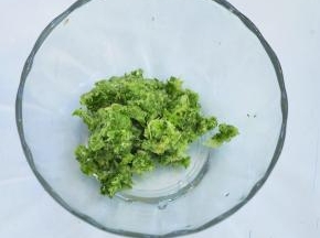 喝掉了蔬菜汁，果渣要扔掉吗？NoNoNo！扔掉多浪费呀，不如来做个面膜吧！黄瓜的补水效果非常棒，虽然是果渣，但是也含有不少水分。