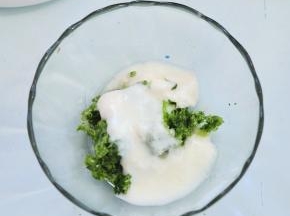 将芹菜黄瓜的果渣放入碗中，加入酸奶后调稀。