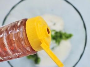 加入蜂蜜调匀。