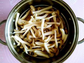 洗干净的蟹味菇放在一边沥干水