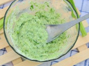 芹菜和蜂蜜混合，可以有效美白，因为有了黄瓜的加入，还有补水效果。酸奶中含有大量的乳酸，作用温和，而且安全可靠。酸奶面膜就是利用这些乳酸，来发挥剥离性面膜的功效，每日使用会使肌肤柔嫩、细腻。