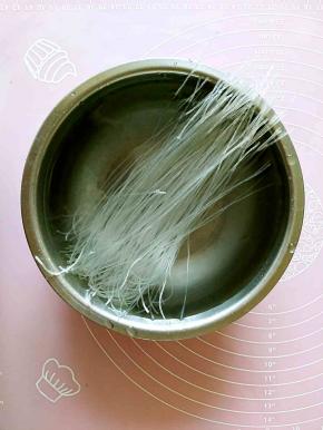 粉丝用清水泡软