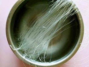 粉丝用清水泡软