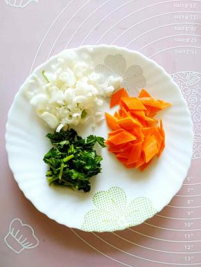 胡萝卜切片，香菜切末，葱切末。