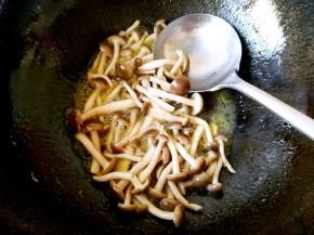 炒锅放少量植物油，把沥干水的蟹味菇放进去煸炒。