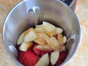 香瓜、蜜桃去皮切块，西瓜去掉籽，一起放入料理杯中，加入少许冷开水。