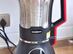 将料理杯安装到机器上，启动果汁程序。