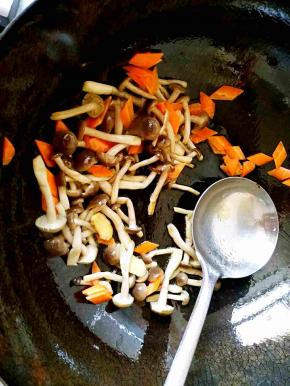 五分钟之后放入胡萝卜片略加翻炒。