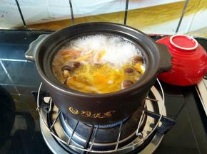 小火烧开之后放入粉丝，继续小火。