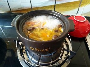 小火烧开之后放入粉丝，继续小火。