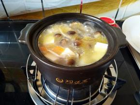 在粉丝快要煮好的时候加入切成小块儿的豆腐。