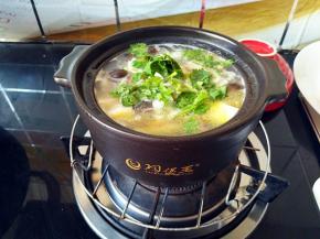 再次烧开之后就可以关火了，调入少许盐，撒上葱花和香菜末。