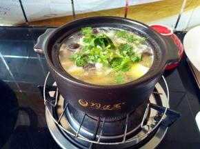 再次烧开之后就可以关火了，调入少许盐，撒上葱花和香菜末。