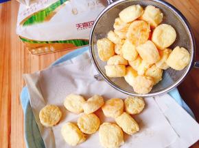 炸至两面金黄即可捞出，用天喜玫花不易破纸巾吸干油份备用