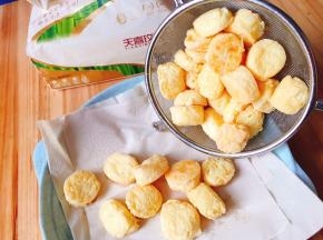 炸至两面金黄即可捞出，用天喜玫花不易破纸巾吸干油份备用