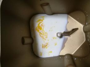 2.牛奶鸡蛋加入面包机中。