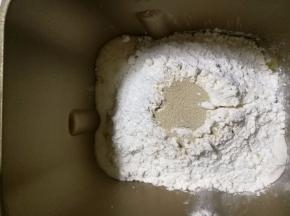 4.倒入高粉和低粉，挖个洞放入酵母。